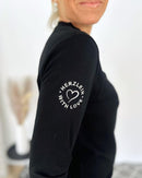 Herzlein_Longsleeve-Shirt_mit_Hibiskus_in_Schwarz