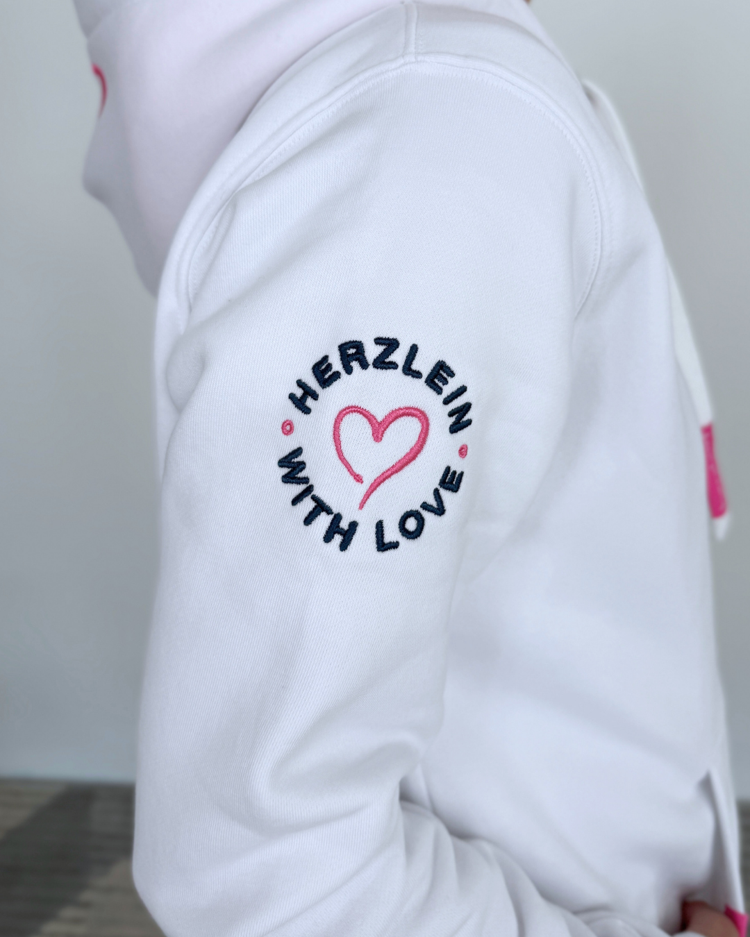 Herzlein_Sweatjacke_Happy_Life_in_Weiss