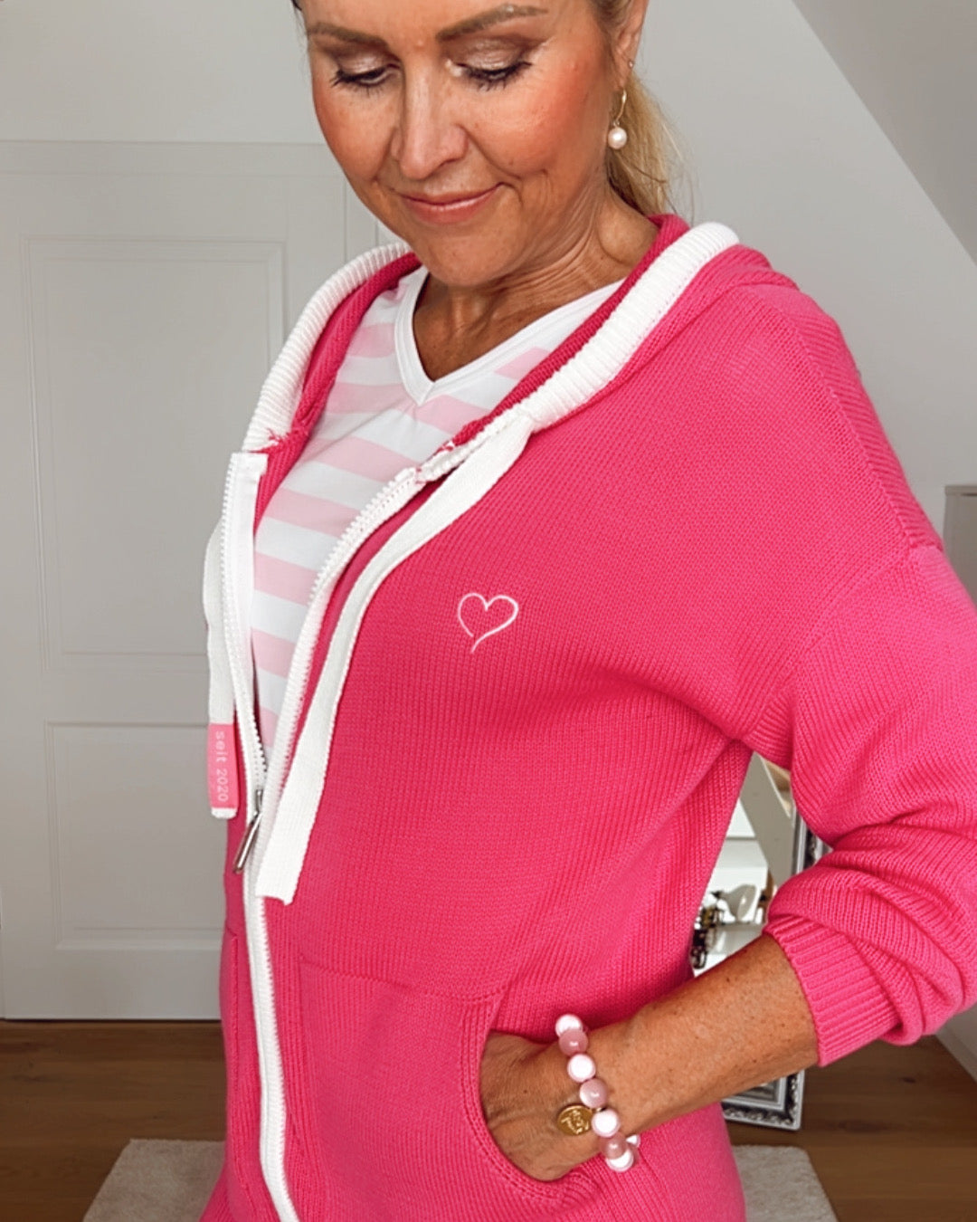 Outfit mit Strickjacke in Erdbeer, Streifenshirt Strand in Rosa und Perlenarmband in Rosa