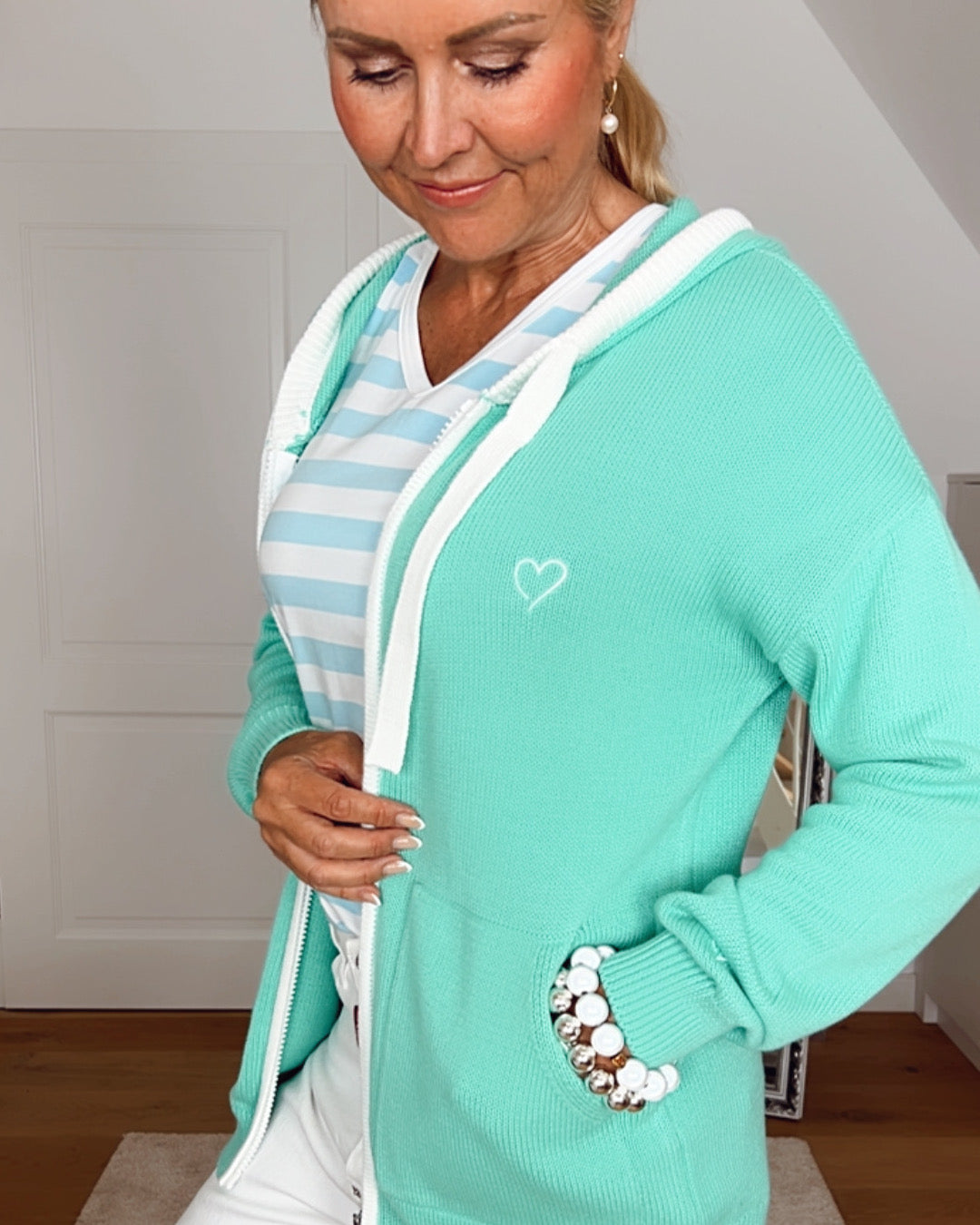 Outfit mit Strickjacke Mint, Streifenshirt Strand in Hellgrün und Perlenarmband in Weiß