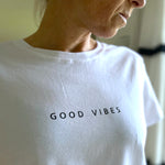 Herzlein® T-Shirt "Essentials" in weiss mit dem Aufdruck Print GOOD VIBES aus Baumwolle für Shirt Damen