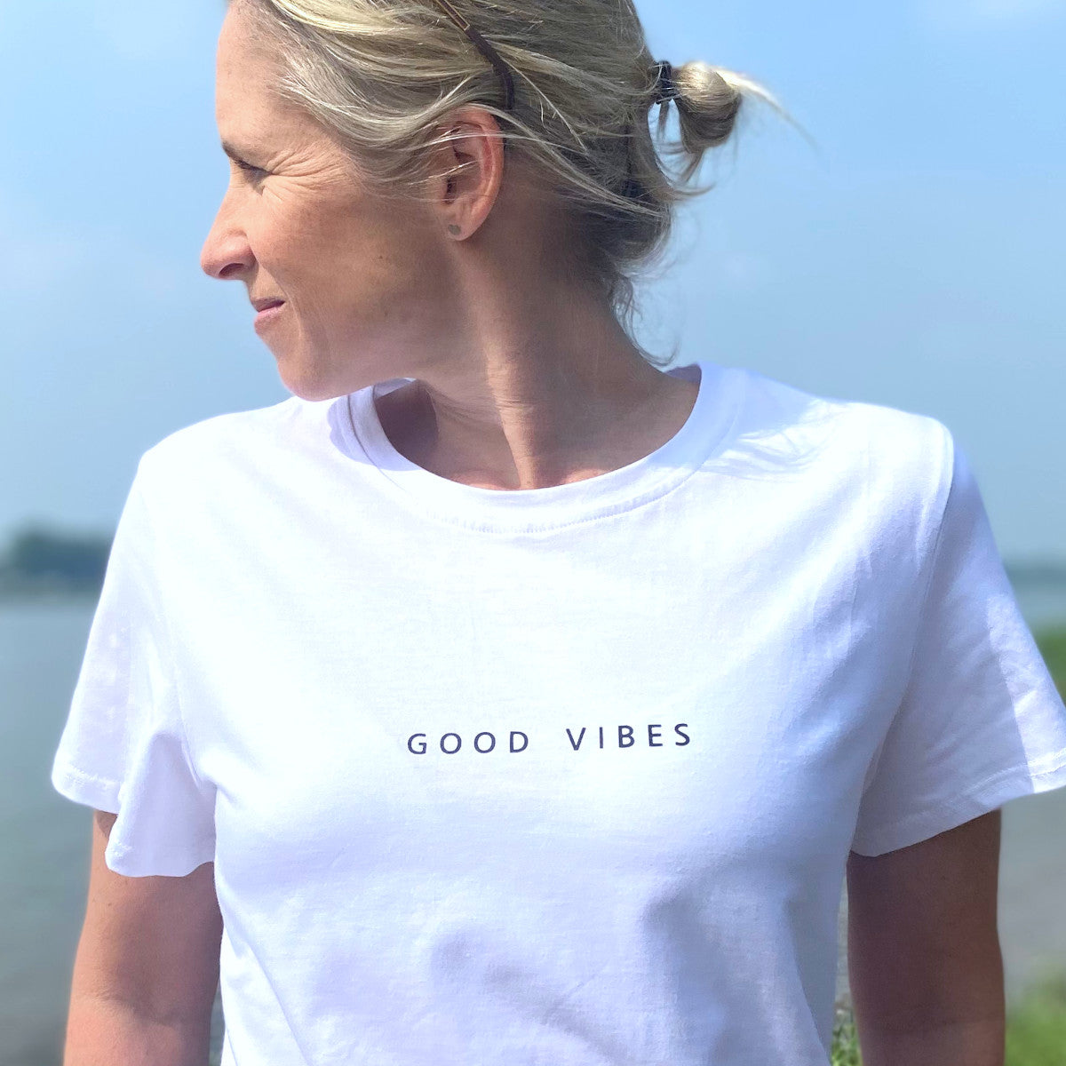 Herzlein® T-Shirt "Essentials" in weiss mit dem Aufdruck Print GOOD VIBES aus Baumwolle für Shirt Damen