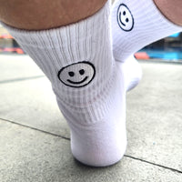 2 Paar Herzlein® weiße Socken mit süßem Smiley Stick. Hochwertige Damensocken aus Baumwolle. Socken für Damen mit perfekter Passform