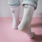 2 Paar Herzlein® weiße Socken mit süßem Smiley Stick. Hochwertige Damensocken aus Baumwolle. Socken für Damen mit perfekter Passform