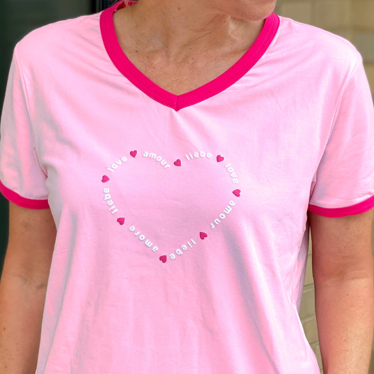 Herzlein® T-Shirt Damenshirt mit V-Ausschnitt aus Baumwolle mit Print "Amour" in Rosa