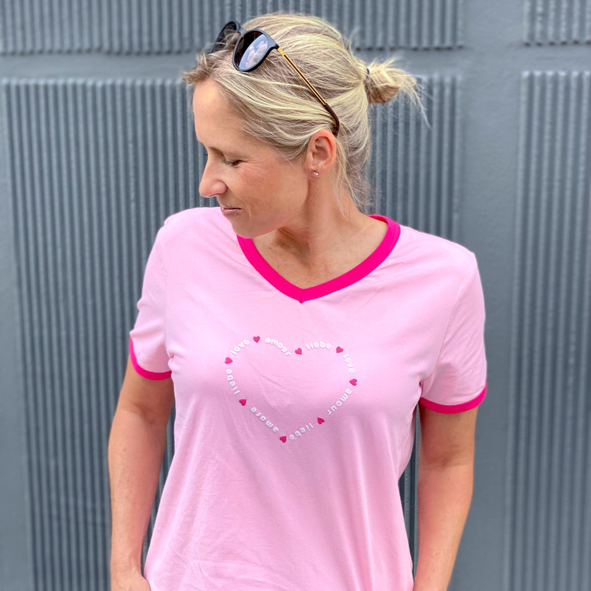 Herzlein® T-Shirt Damenshirt mit V-Ausschnitt aus Baumwolle mit Print "Amour" in Rosa