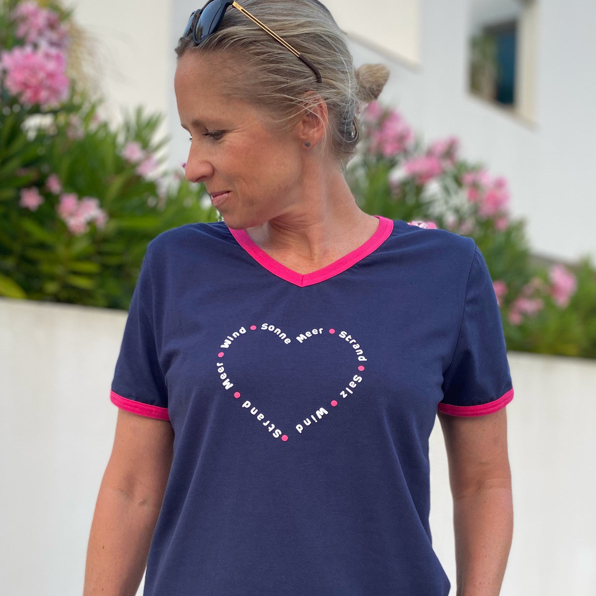 Herzlein® T-Shirt Damenshirt aus Baumwolle mit V-Ausschnitt mit Print "Sonne Meer Strand" in Navy Blau