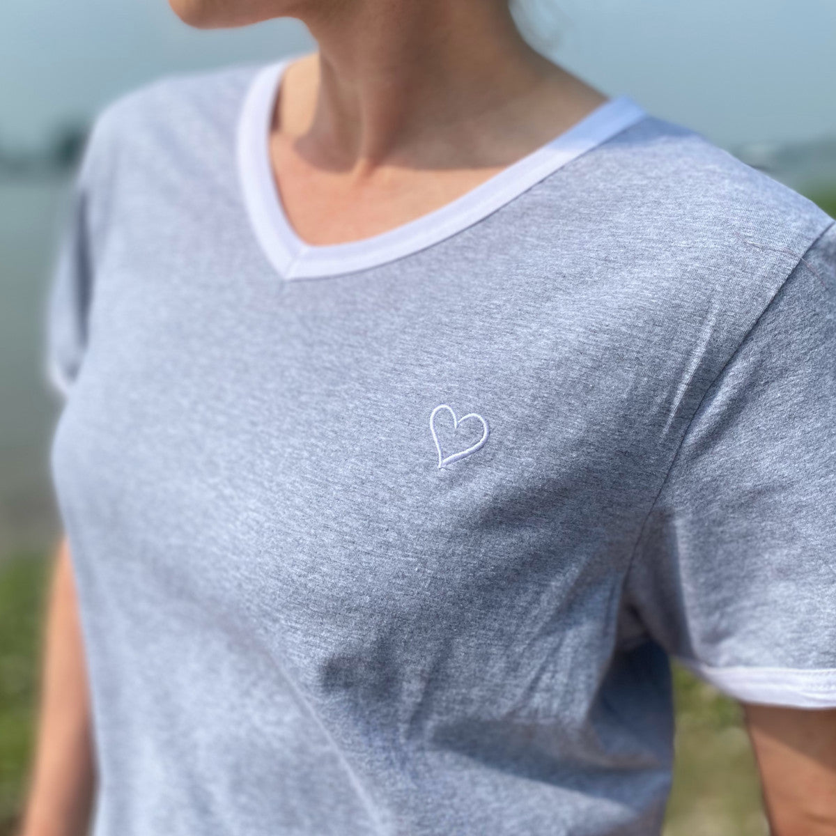 Herzlein® T-Shirt "Louisa" Shirt für Damen aus Baumwolle Damenshirt mit Herzchen Stick in Hellgrau Weiss meliert