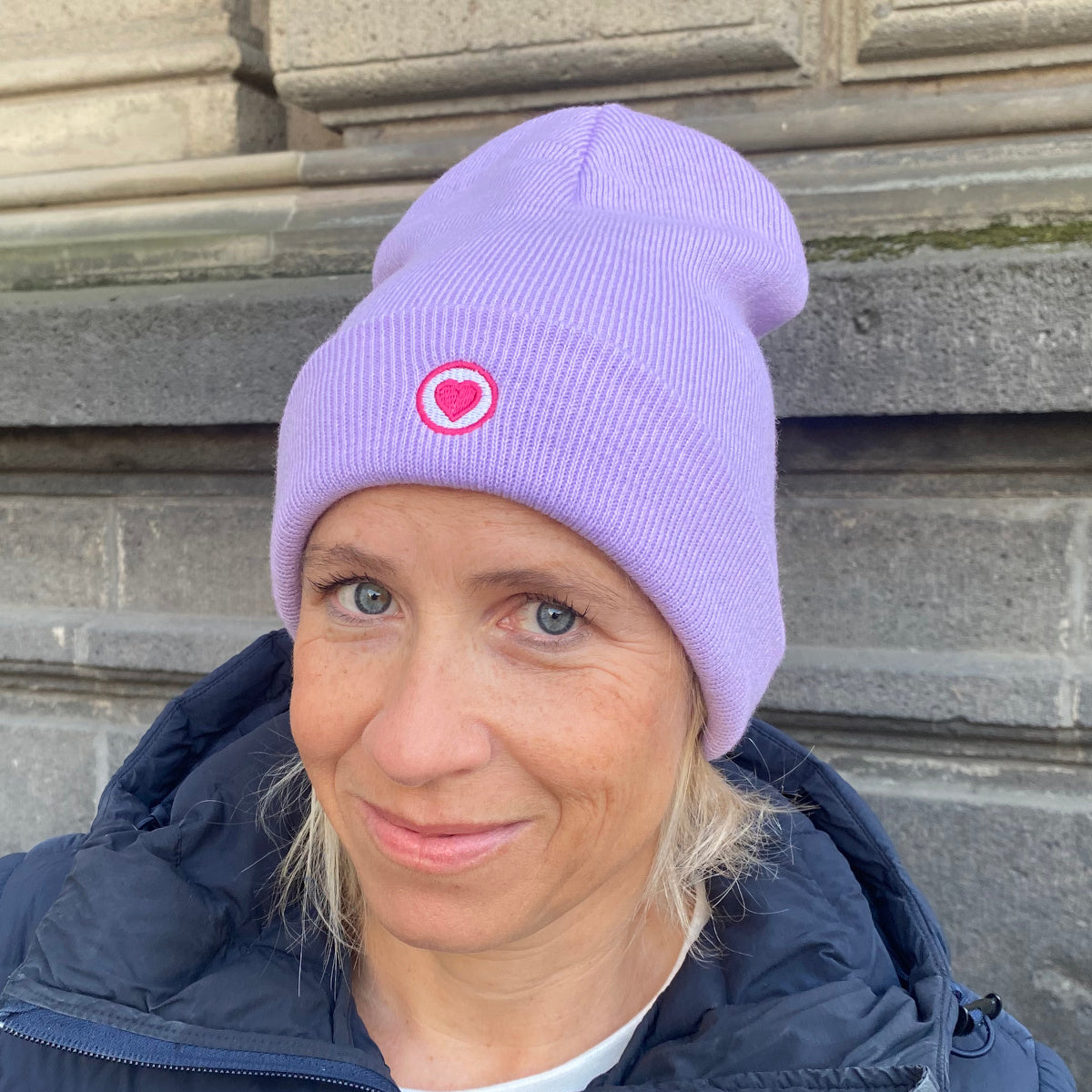 Herzlein® Beanie Mütze Strickmütze mit Umschlag und edlem Herzchen Stick für Damen Frauen Mädchen in Lila Lavendel