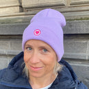 Herzlein® Beanie Mütze Strickmütze mit Umschlag und edlem Herzchen Stick für Damen Frauen Mädchen in Lila Lavendel