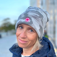 Herzlein® Beanie Mütze Strickmütze mit Umschlag und edlem Herzchen Stick für Damen Frauen Mädchen in Camouflage Grau weiss