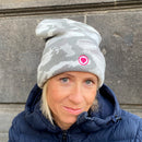 Herzlein® Beanie Mütze Strickmütze mit Umschlag und edlem Herzchen Stick für Damen Frauen Mädchen in Camouflage Grau weiss