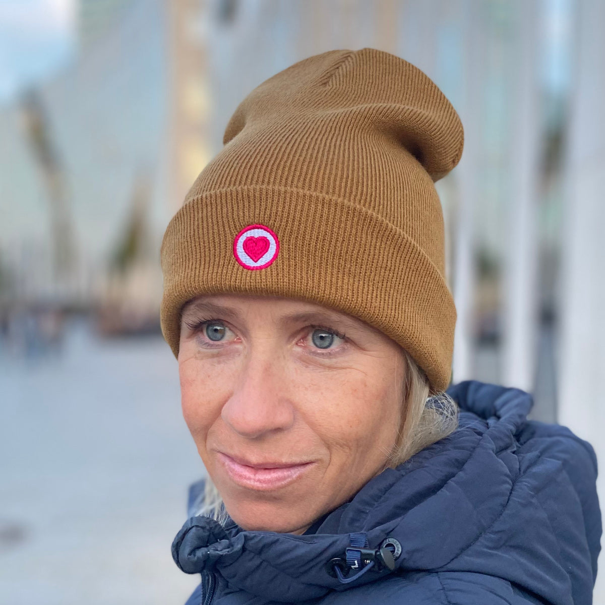 Herzlein® Beanie Mütze Strickmütze mit Umschlag und edlem Herzchen Stick für Damen Frauen Mädchen in Mokka Braun