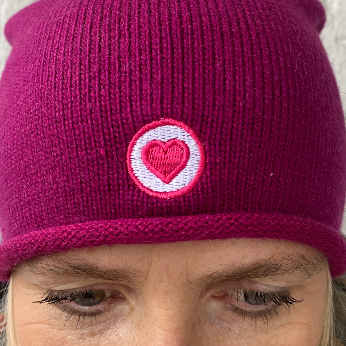 Herzlein® Beanie Mütze Strickmütze aus Kaschmir Cashmere mit Umschlag und edlem Herzchen Stick für Damen Frauen Mädchen