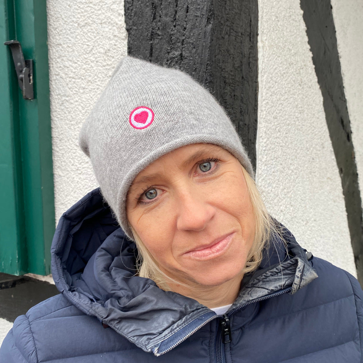 Herzlein® Beanie Mütze Strickmütze aus Kaschmir Cashmere mit Umschlag und edlem Herzchen Stick für Damen Frauen Mädchen