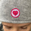 Herzlein® Beanie Mütze Strickmütze aus Kaschmir Cashmere mit Umschlag und edlem Herzchen Stick für Damen Frauen Mädchen