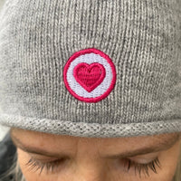 Herzlein® Beanie Mütze Strickmütze aus Kaschmir Cashmere mit Umschlag und edlem Herzchen Stick für Damen Frauen Mädchen