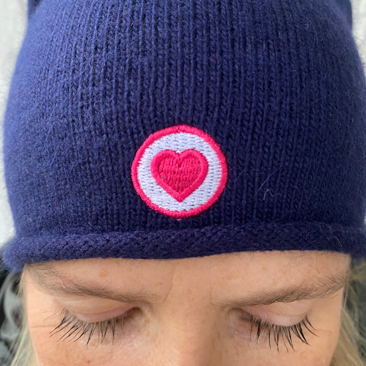 Herzlein® Beanie Mütze Strickmütze aus Kaschmir Cashmere mit Umschlag und edlem Herzchen Stick für Damen Frauen Mädchen