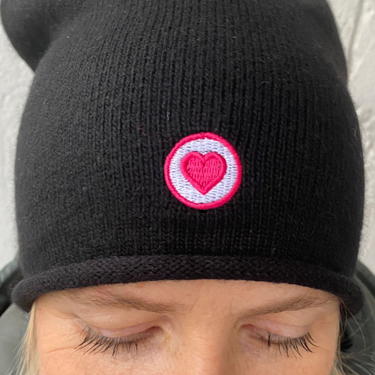 Herzlein® Beanie Mütze Strickmütze aus Kaschmir Cashmere mit Umschlag und edlem Herzchen Stick für Damen Frauen Mädchen